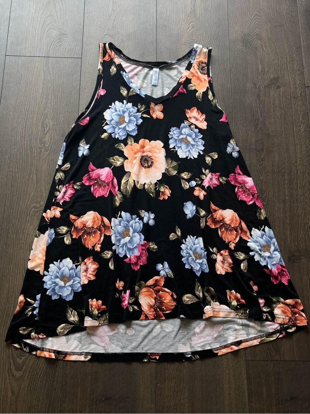 NWOT Awuliffan Floral V-Neck Sleeveless Top